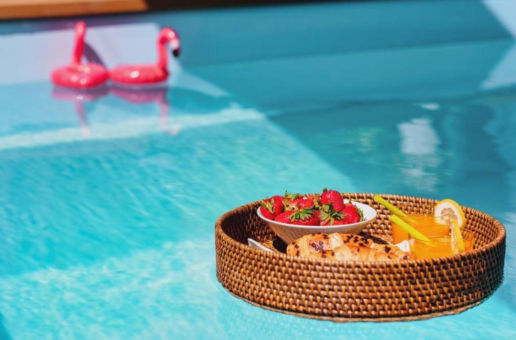 Evala luxury rooms with pool and garden
