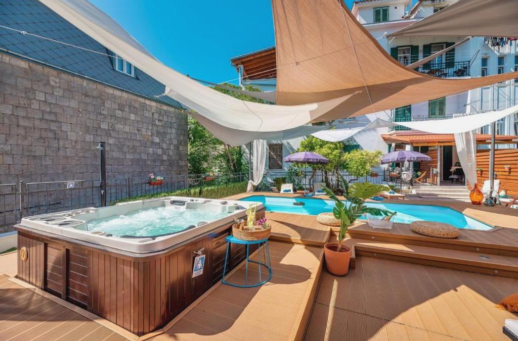 Evala luxury rooms with pool and garden