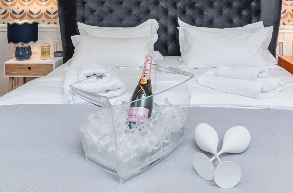 Evala luxury rooms with pool and garden
