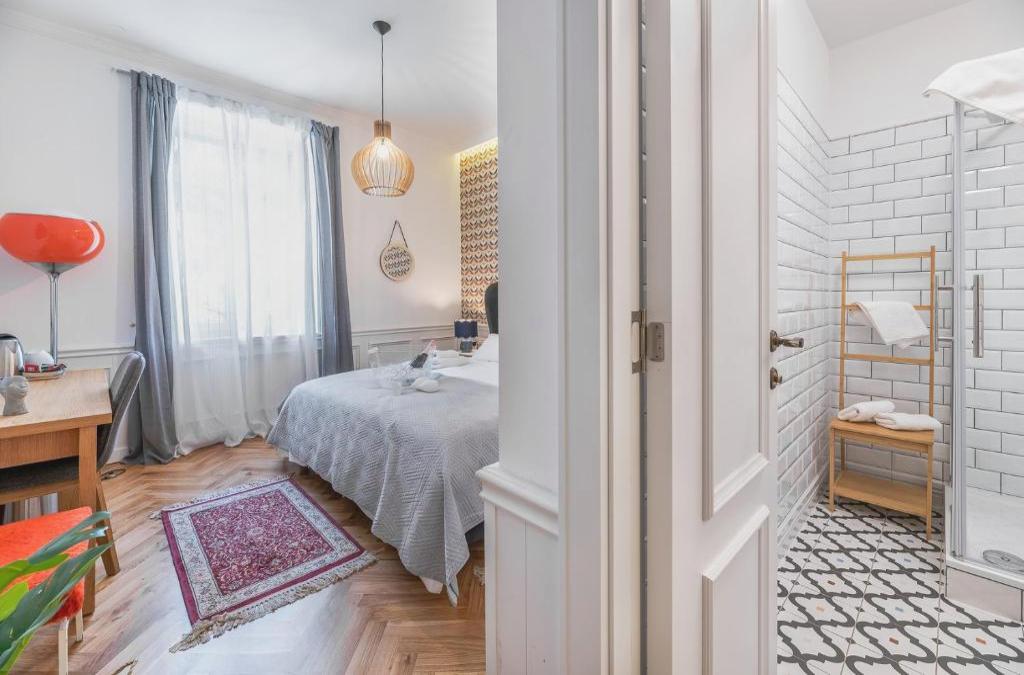 Evala luxury rooms with pool and garden
