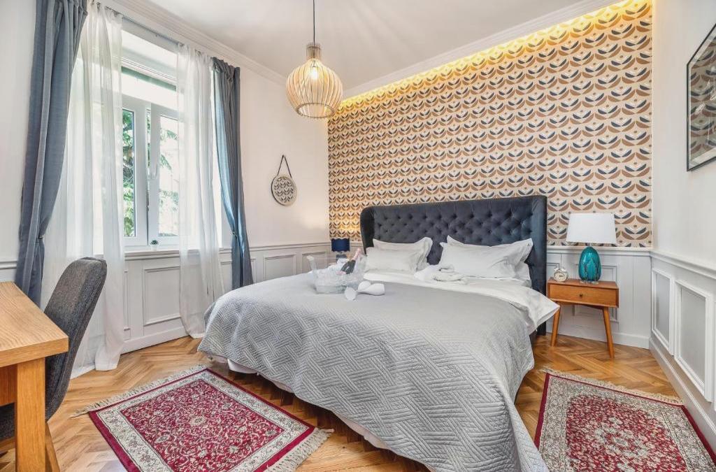 Evala luxury rooms with pool and garden