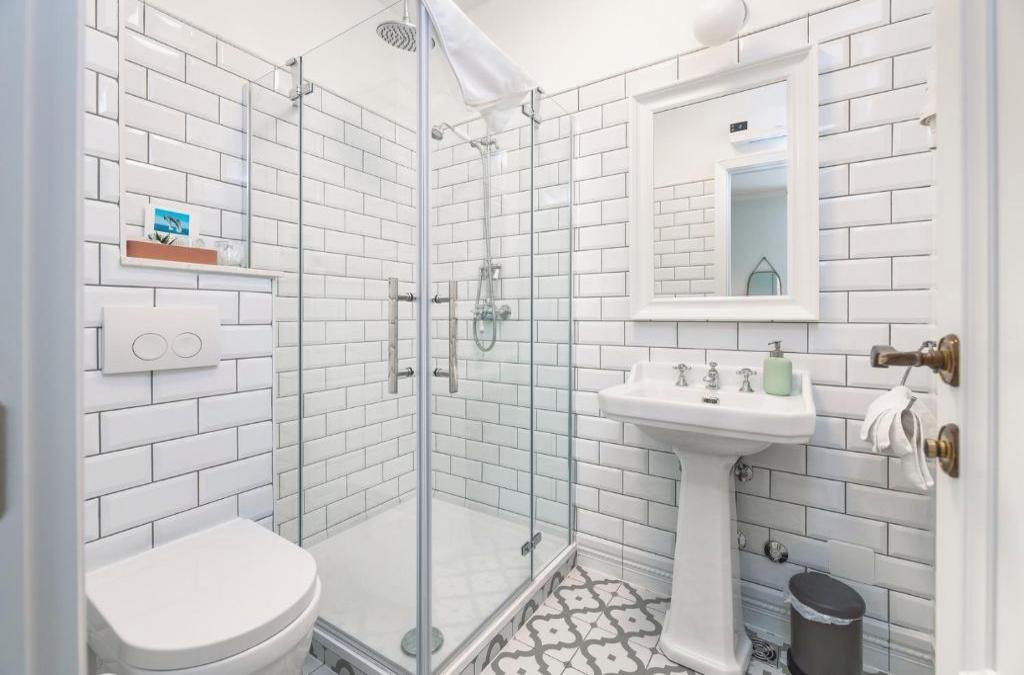 Evala luxury rooms with pool and garden