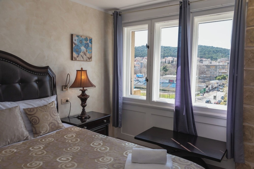 Palace Queen Mary Luxury Rooms