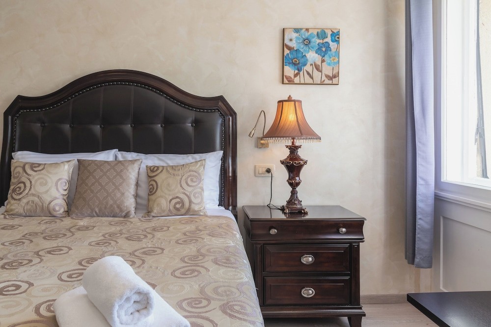Palace Queen Mary Luxury Rooms