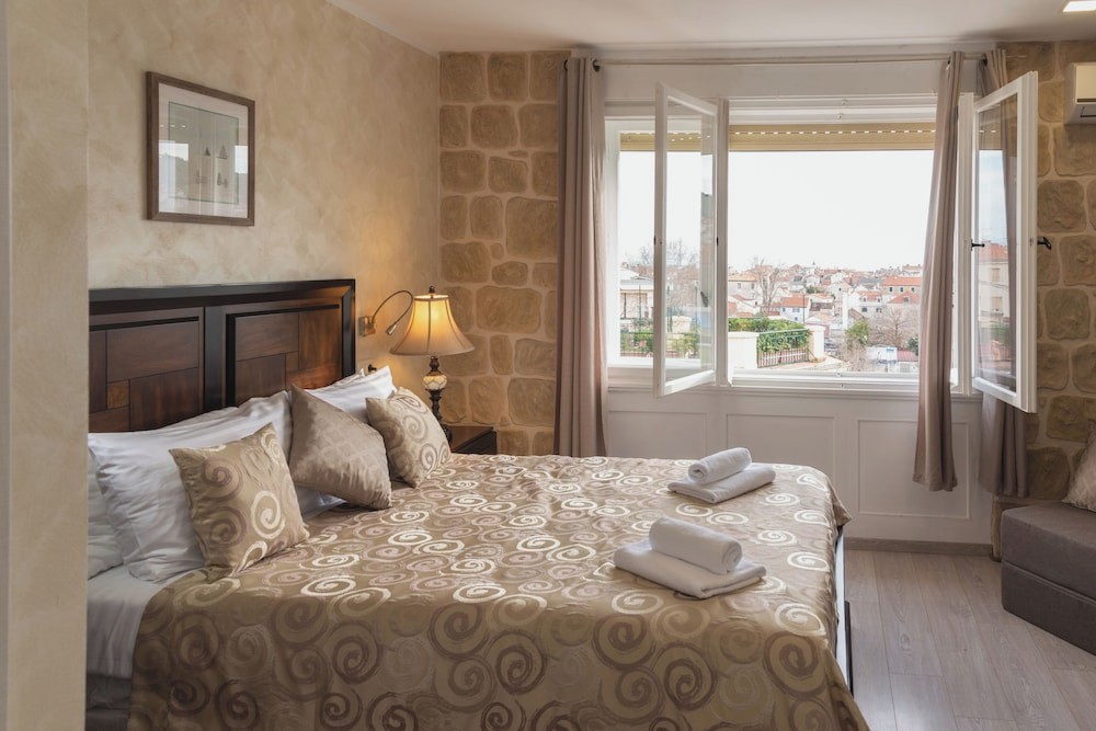 Palace Queen Mary Luxury Rooms