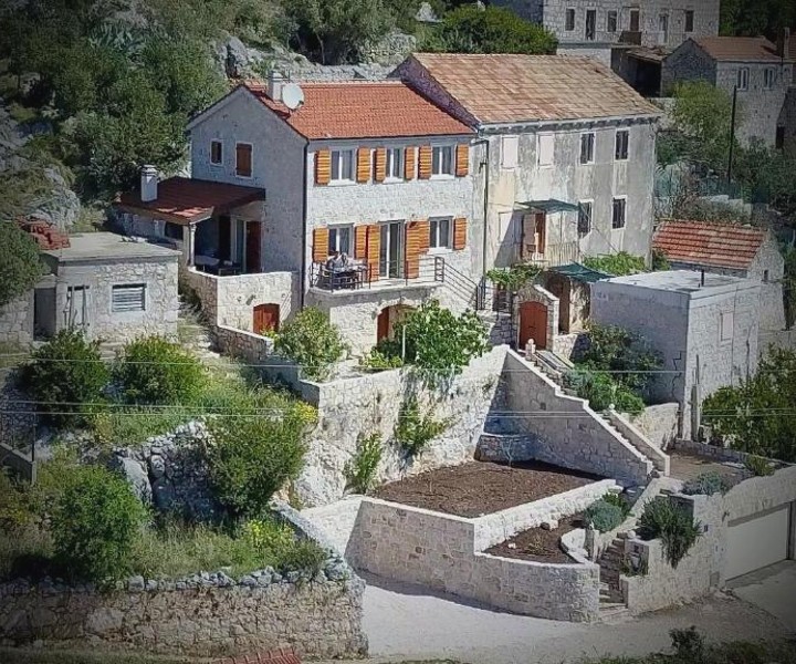 Nautilus-Bay Steinhaus im Dorf von Zavala für 2-7 Personen, 3 Schlafzimmer
