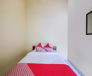 House 140 by OYO Rooms