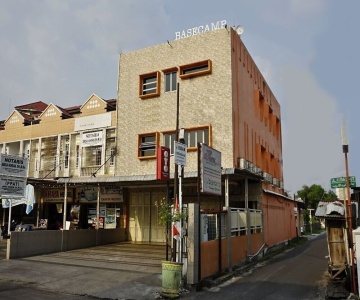 Basecamp Hostel by OYO Rooms
