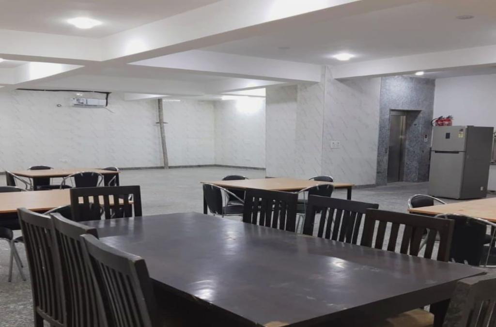 Abuzz Oxfordcaps Roopnagar