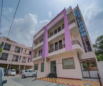 The Star Leaf by OYO Rooms