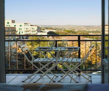 Casa SEBA, Modern Retro Escape I 2 Bedrooms, Parking, Elevator, Crib
