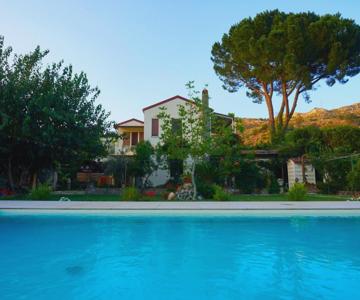 Vida Locrese Con Piscina Salata