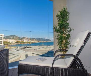 Mareluna Crescent - Luxury Seafront Experience
