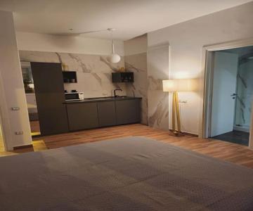 Holding House -close Train Station And Port