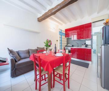 GuestHost - Bright and Central Apartment in Parma