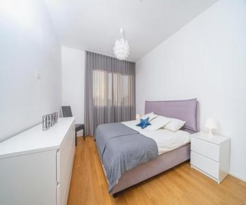 GuestHost - Cozy & Bright Apartment - with Balcony