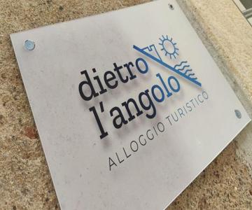 Dietro L'angolo