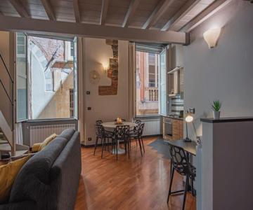 (aquarium) Elegant Two-level Apartment With In-room Tub