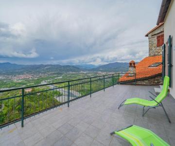 Comfy & Roomy Apt - View On The Ligurian Hills!