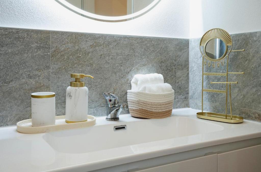 Lora luxury Suite 5, free private parking, self check in