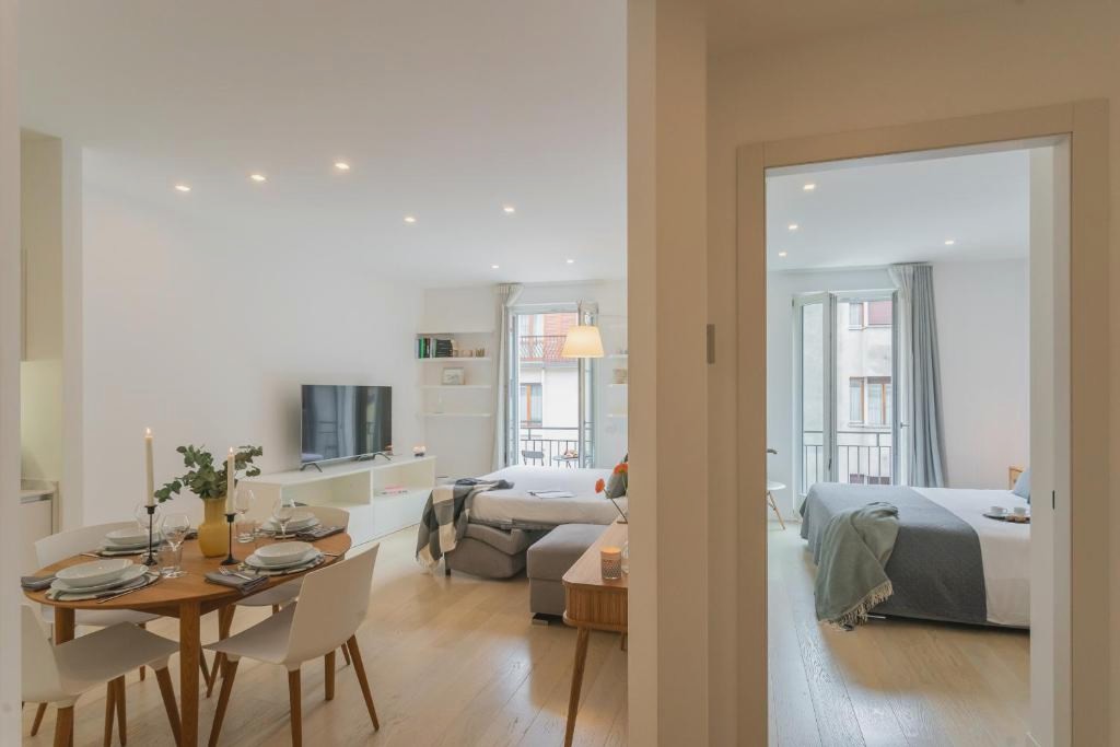 Central White Apartment by Rent All Como