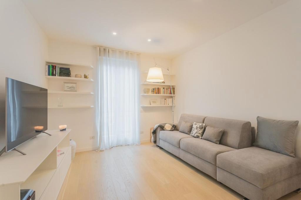 Central White Apartment by Rent All Como
