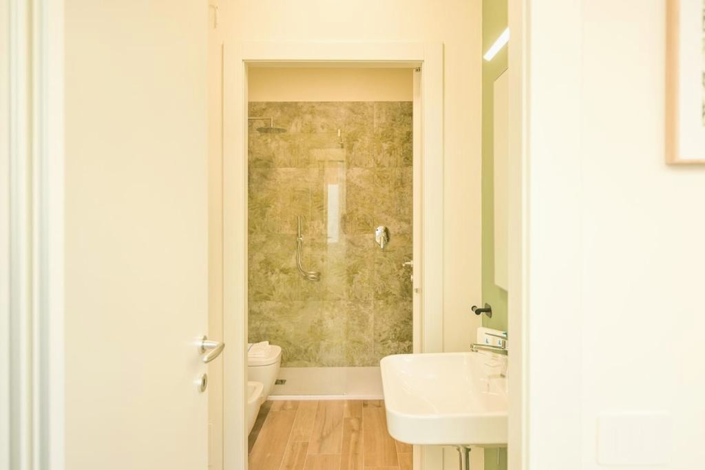 Apt 2 min from station and lake with WiFi and AC