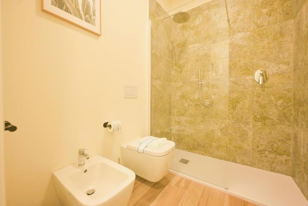 Apt 2 min from station and lake with WiFi and AC