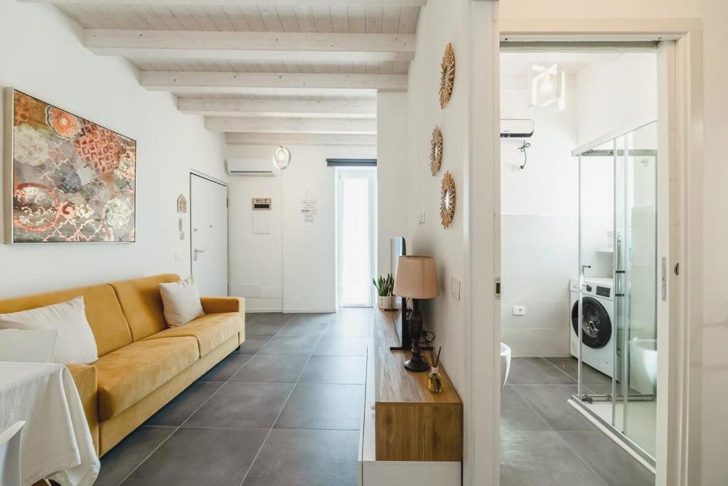 KeyRoom Patio & Parking near Lake Como