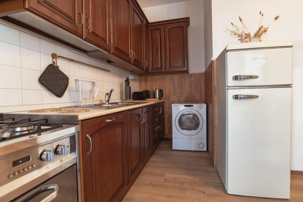 Three bedroom Central flat Near train station