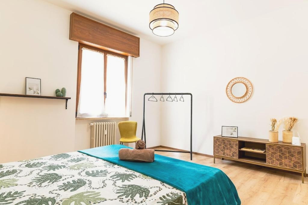 Three bedroom Central flat Near train station