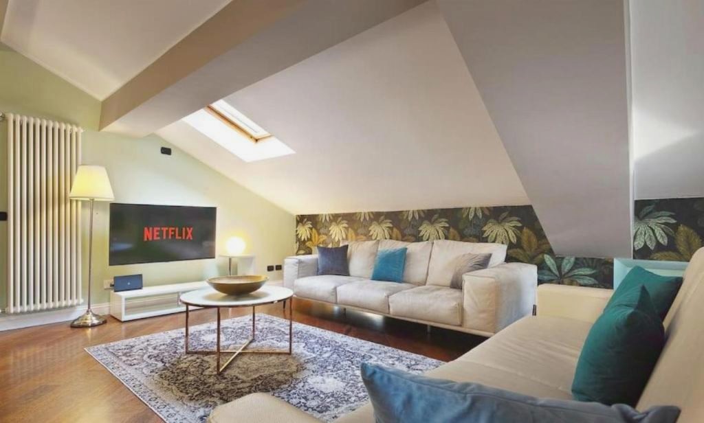 Attic in Como Center + Parking