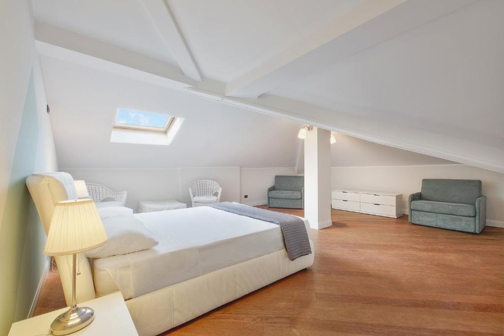 Attic in Como Center + Parking