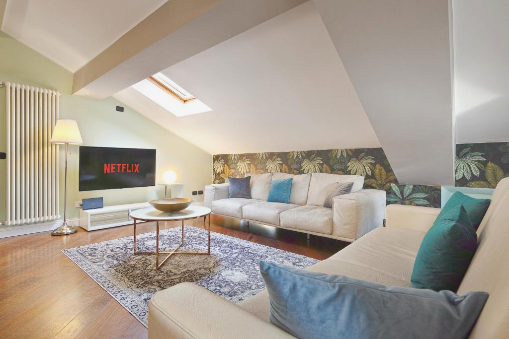 Attic in Como Center + Parking