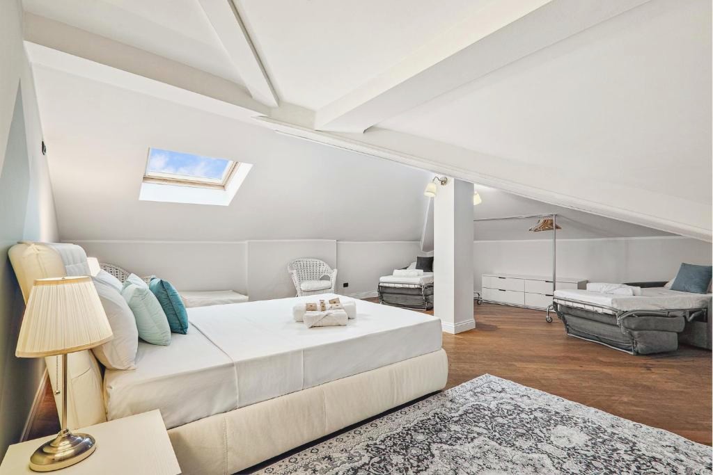 Attic in Como Center + Parking