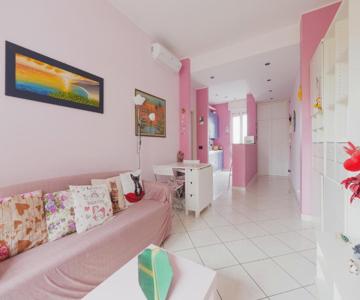 Mac Mahon - Colorful Apartment With Balcony!