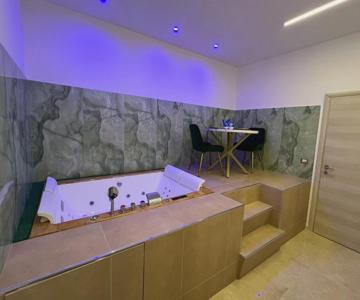 Broken Column Luxury Suite