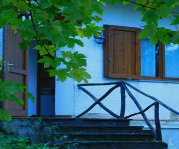 Graziosa Casetta Con Camino In Pietra E Giardino