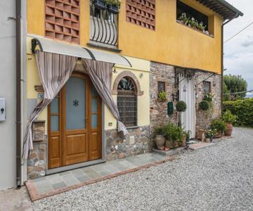 Bright Flat With Private Parking!