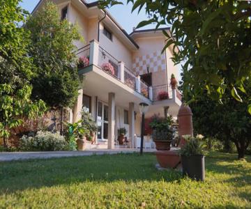Parte Di Casa Con Giardino E Piscina