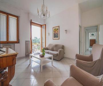 Comfy Flat Steps Away From Siena Station!