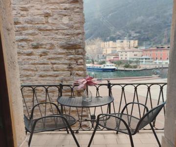 1Dest - Downtown Balcony & View