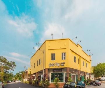 OYO 743 Gold City Hotel
