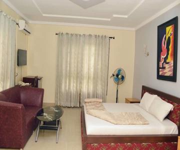 Queens Court Hotel