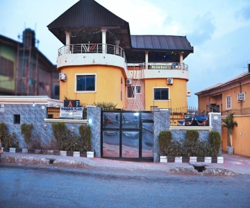 Trending Place Hotel