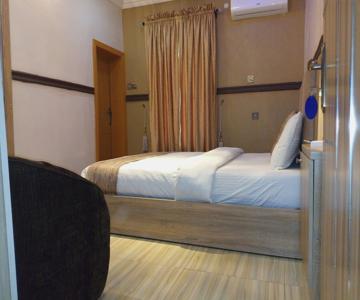 Euro Lounge And Suites