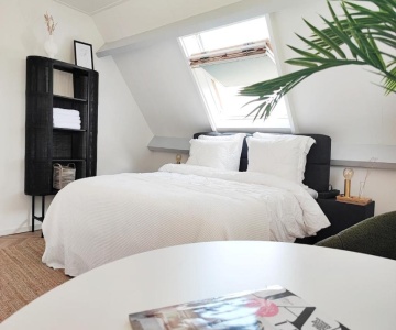 Guesthouse At The Amstel River With 2br 2ba And Garden