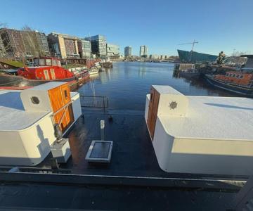 Houseboat-amsterdam-classic