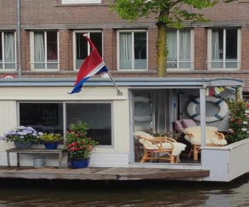 Pantheos Top Houseboat