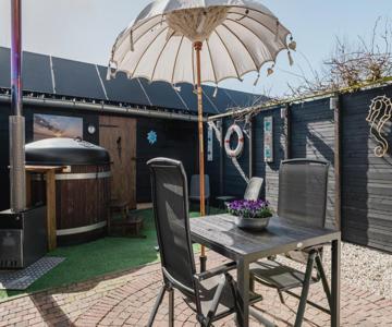 Strandhuis De Zeeparel Met Hottub